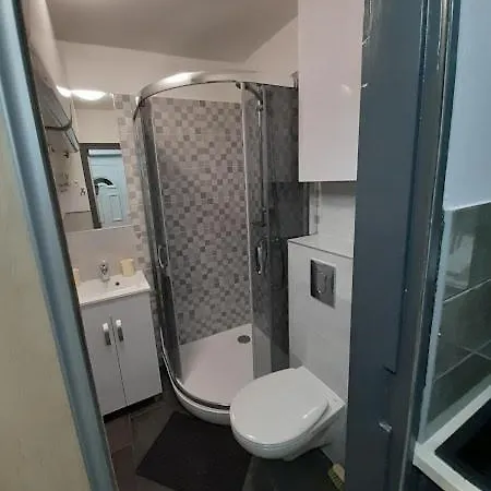 Vizparti Gyermekbarat Teljesen Felujitott Apartman, Orzoett, Sajat Strand, Parkolo, Etterem Balatonfenyves
