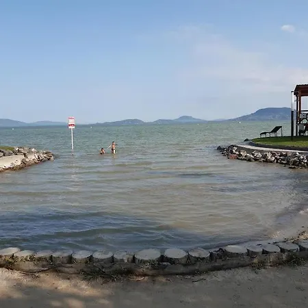 Vizparti Gyermekbarat Teljesen Felujitott Apartman, Orzoett, Sajat Strand, Parkolo, Etterem *