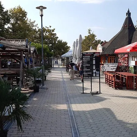 Apartmán Vizparti Gyermekbarat Teljesen Felujitott Apartman, Orzoett, Sajat Strand, Parkolo, Etterem *