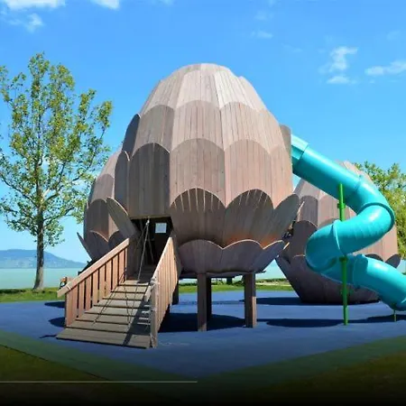 Vizparti Gyermekbarat Teljesen Felujitott Apartman, Orzoett, Sajat Strand, Parkolo, Etterem * Balatonfenyves