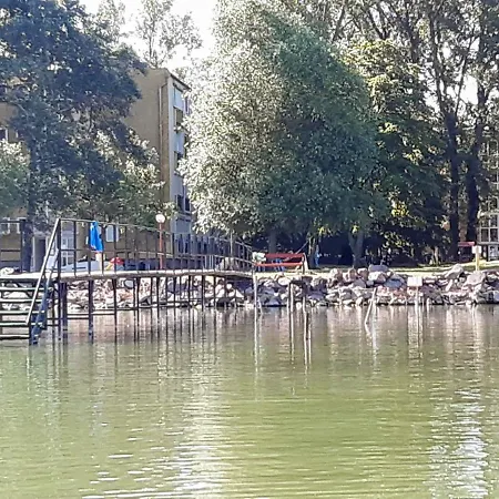 Vizparti Gyermekbarat Teljesen Felujitott Apartman, Orzoett, Sajat Strand, Parkolo, Etterem *