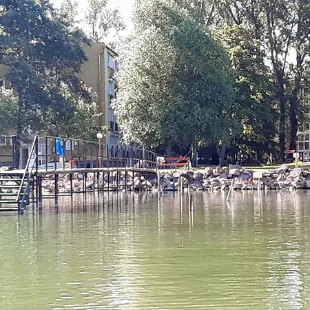 Vizparti Gyermekbarat Teljesen Felujitott Apartman, Orzoett, Sajat Strand, Parkolo, Etterem *