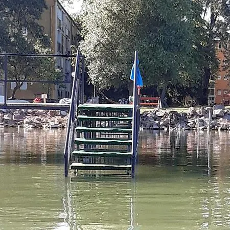 Vizparti Gyermekbarat Teljesen Felujitott Apartman, Orzoett, Sajat Strand, Parkolo, Etterem *