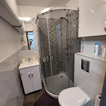 Vizparti Gyermekbarat Teljesen Felujitott Apartman, Orzoett, Sajat Strand, Parkolo, Etterem Apartmán
