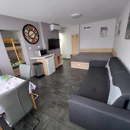 Vizparti Gyermekbarat Teljesen Felujitott Apartman, Orzoett, Sajat Strand, Parkolo, Etterem Apartment