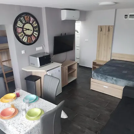 Vizparti Gyermekbarat Teljesen Felujitott Apartman, Orzoett, Sajat Strand, Parkolo, Etterem Apartament